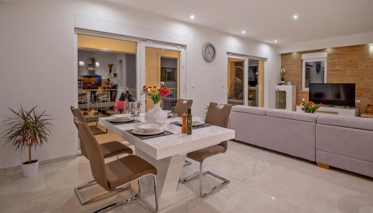 Luxury Authentic Experience At Marta Vila Lumbarda
